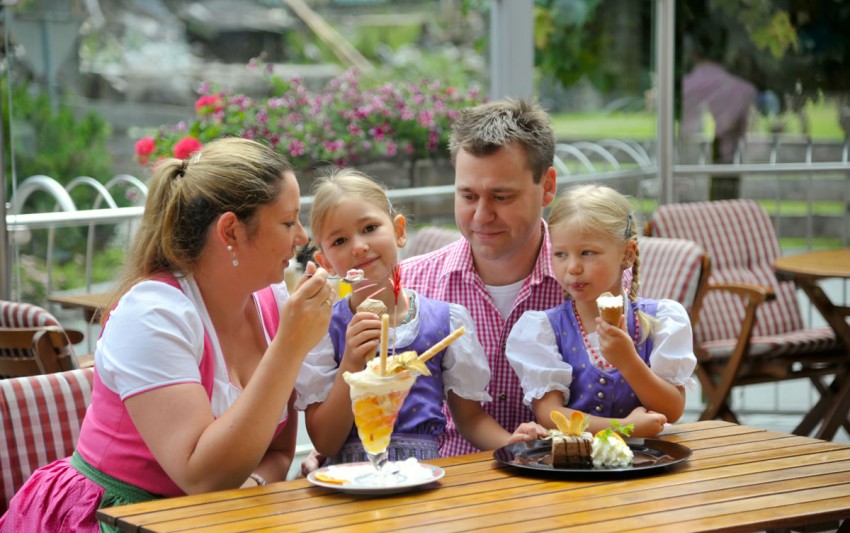 Familie isst Eis auf der Sonnenterrasse