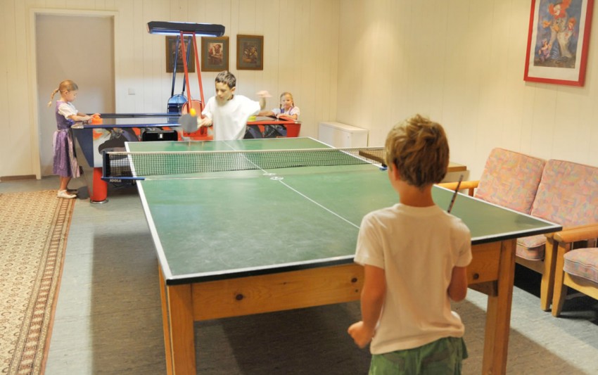 Tischtennis im Kinderspielzimmer