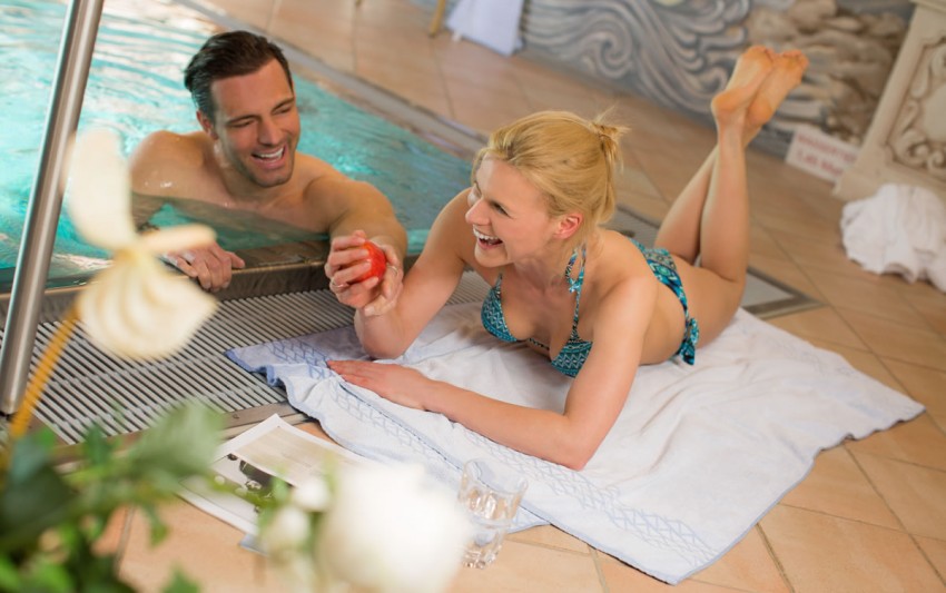 Pärchen im Wellnessbereich im Wellnessurlaub mit Pool