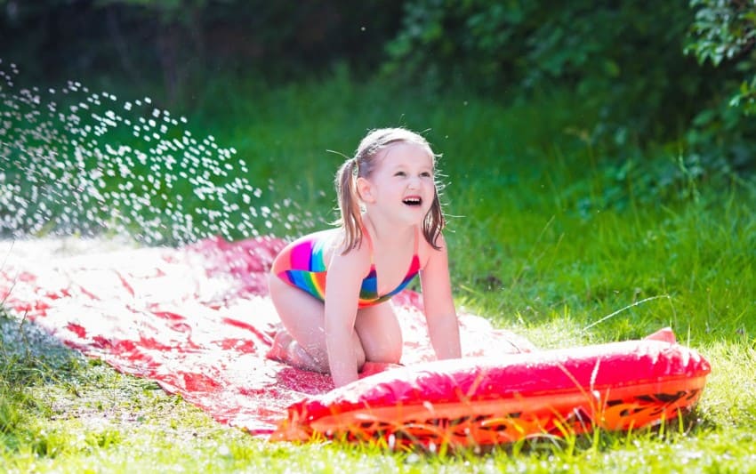 Kind spielt auf der Wiese