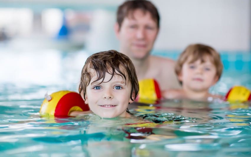 Familie im Hallenbad