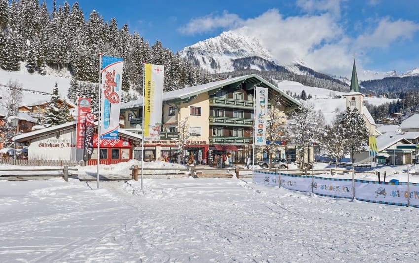 Gästehaus Maier in Filzmoos - Außenansicht im Winter - Blick von der Skischule nebenan