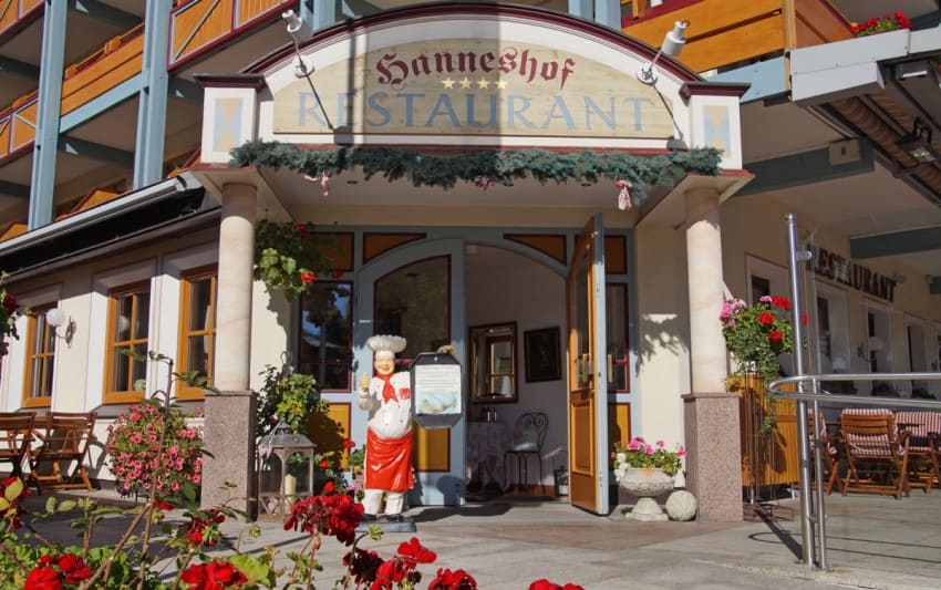 Eingang zum Restaurant im Hotel Hanneshof im Sommer