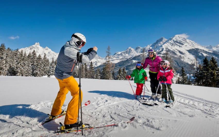 Familie macht Foto beim Skifahren im Skiurlaub in Ski amadé © TVB Filzmoos / Ikarus.cc