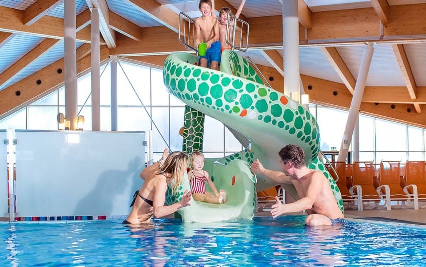 Kinderbecken mit Rutsche in der Therme Amadé