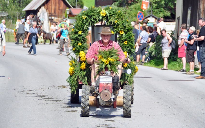 Traktor beim Almabtrieb in Filzmoos, Österreich © TVB Filzmoos / Alfred Hahn