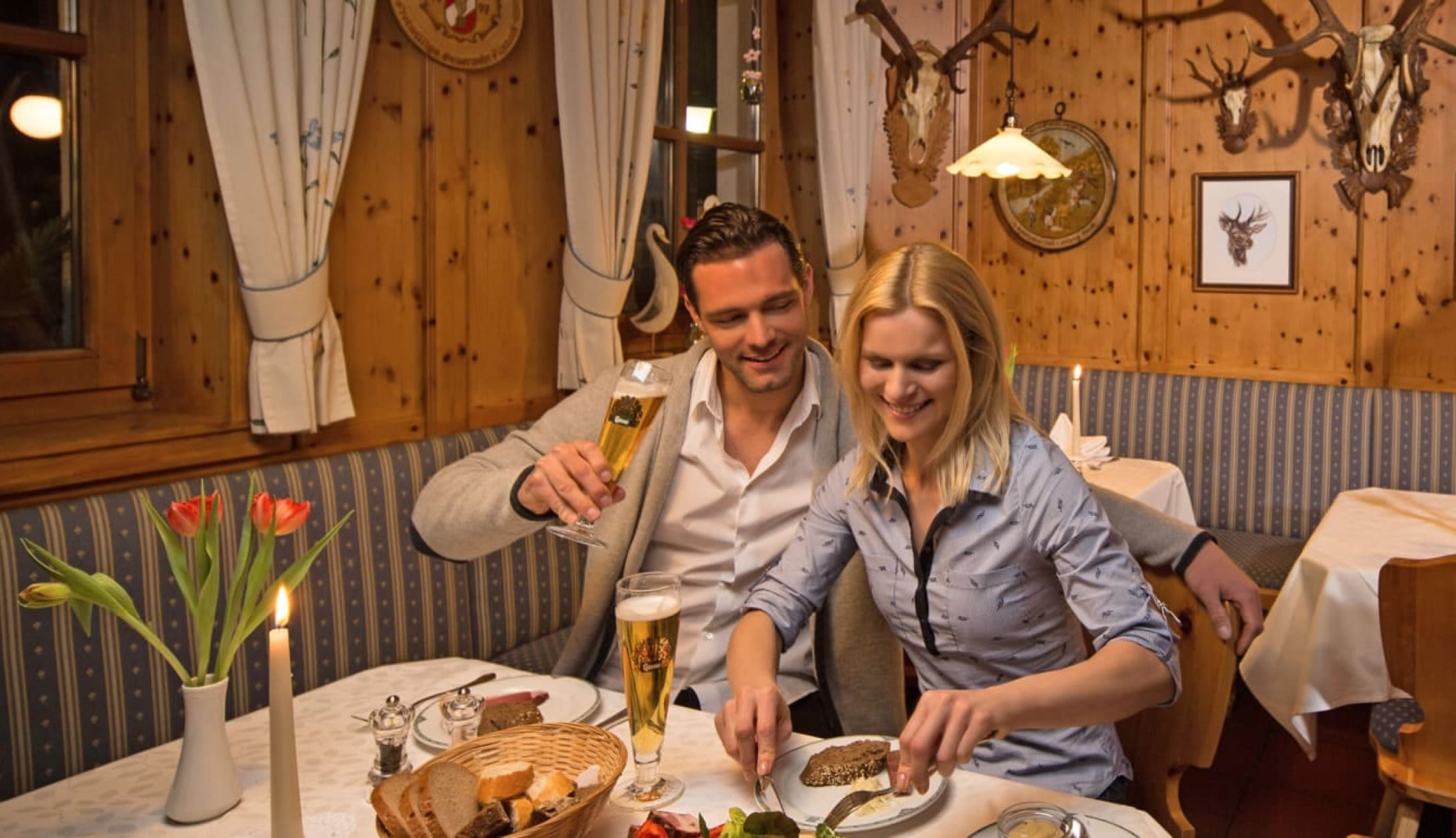 Essen gehen im Restaurant in Filzmoos, Österreich